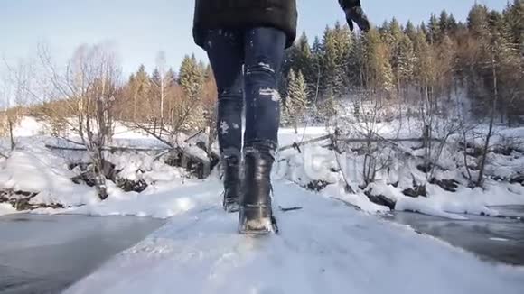 一个女孩正在瑞士阿尔卑斯山的冬季旅行视频的预览图