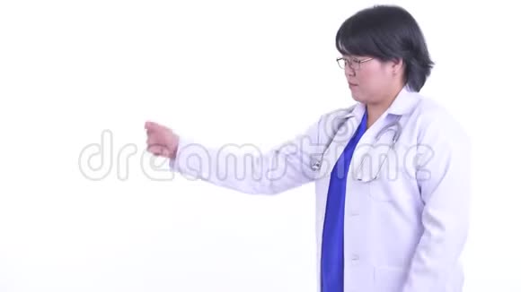 快乐超重的亚洲女医生拍了拍手指露出了一些东西视频的预览图
