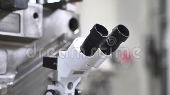 品质工程师用显微镜检查注塑模具的缺陷视频的预览图