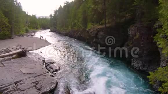 蒙大拿州冰川国家公园麦克唐纳溪视频的预览图
