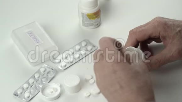 老人把白色的小药丸放进塑料容器里视频的预览图