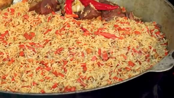 浓汤的蔬菜和肉煮在大锅乌克兰各种传统街头食品视频的预览图