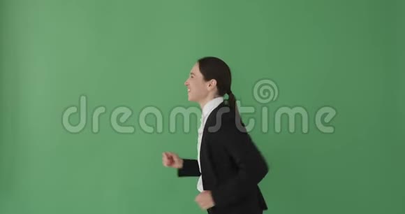 女商人跑过绿色的屏幕视频的预览图