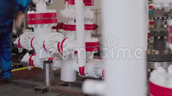 油气井口树设备生产厂井口配件的修改机器的现代倾向视频的预览图