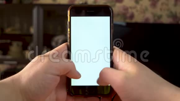 那个人用电话手在智能手机上用白色屏幕打字模板视频的预览图