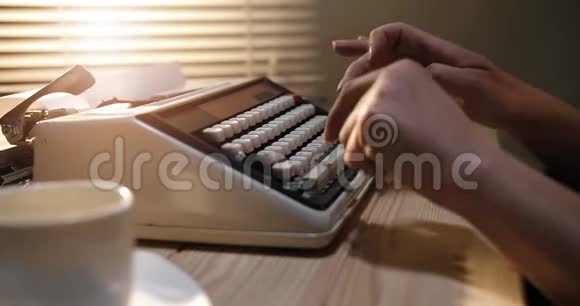 男性打字打字机日落视频的预览图