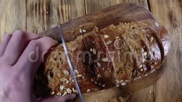 关闭视野厨师把面包切成薄片木切4板视频的预览图