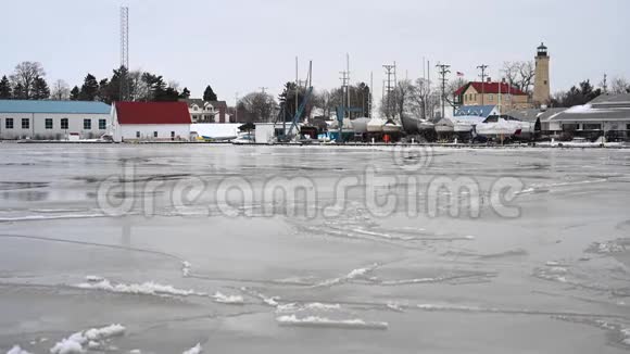 威斯康星州基诺沙港的冰成形视频的预览图