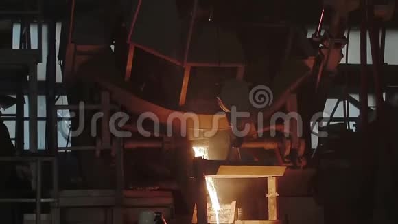 炉外熔融金属浇注高炉液态金属熔融金属铸造厂浇注钢水液体视频的预览图