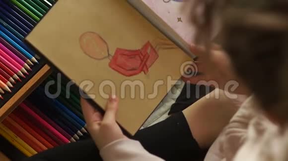 特写一个女孩用蜡笔画画带着问号而不是带着哲学问题的人物视频的预览图