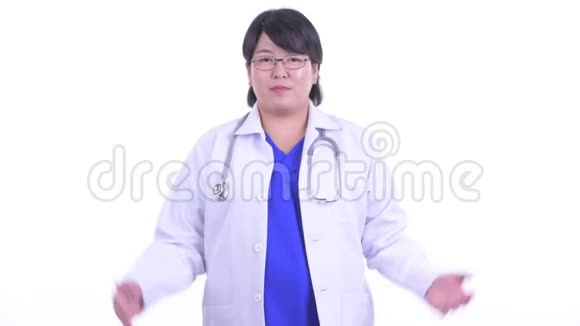 快乐超重的亚洲女医生比较视频的预览图