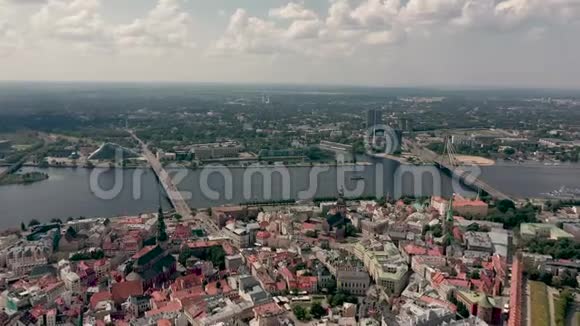 拉脱维亚里加2019年5月空中俯瞰里加凡苏和多加瓦河上的石桥的老市中心视频的预览图