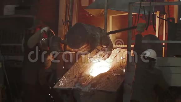 在铸造厂辛勤工作钢厂金属熔炼炉金属熔铸冶金钢铸铸造视频的预览图