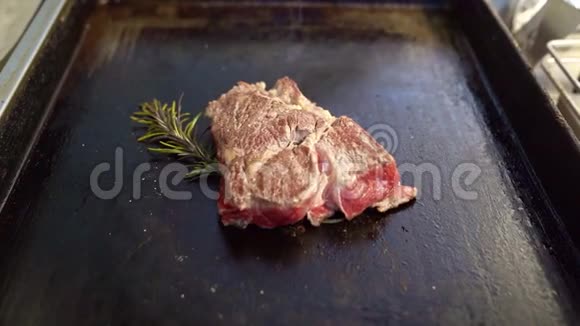 一块肉和迷迭香一起冒出浓烟视频的预览图