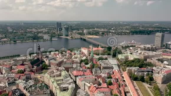 拉脱维亚里加2019年5月美丽的里加老城和多加瓦河上万苏桥的空中全景视频的预览图