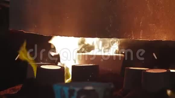 通过铸造制造金属制品的空间铸造店的认证模型铸造厂火焰视频的预览图