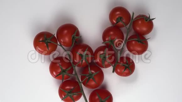 红樱桃西红柿顶景一根树枝上的西红柿在一张白色的桌子上旋转未洗番茄的美丽镜头视频的预览图
