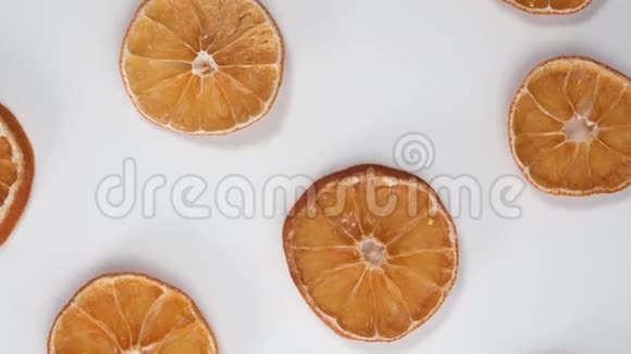 干片橙色在白色桌面上向下旋转视频的预览图