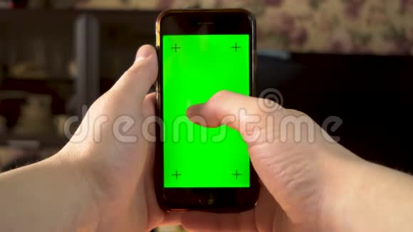 那个人用电话手动滑动智能手机与绿色屏幕铬钥匙视频的预览图