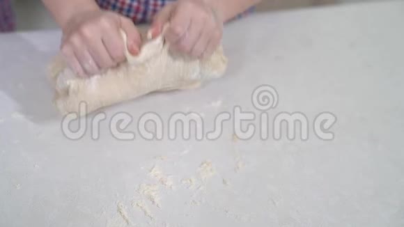 小孩用手捏酵母面团做披萨或馅饼视频的预览图