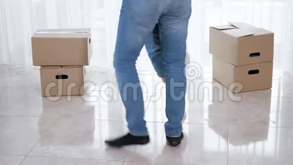 快乐的丈夫穿着蓝色牛仔裤拥抱和扭曲妻子的空气视频的预览图