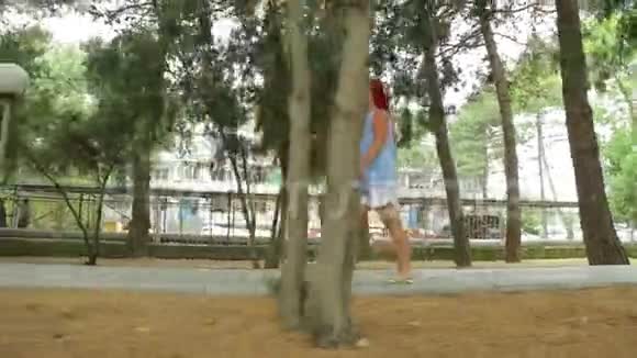 公园里一个女人沿着小巷走视频的预览图