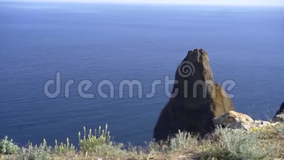 岩石和平静的大海视频的预览图