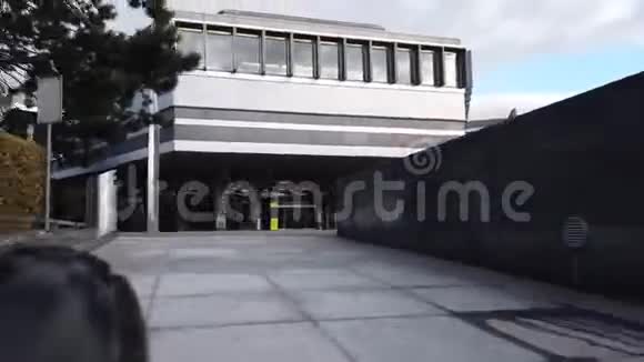 瑞士苏黎世ETH鸿格尔伯格大学校园内可见的移动后轮自行车骑行后座视频的预览图