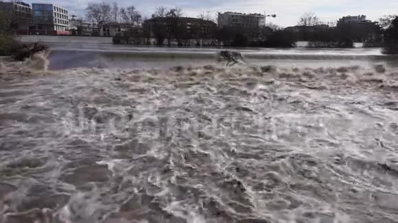 城市里的洪水视频的预览图