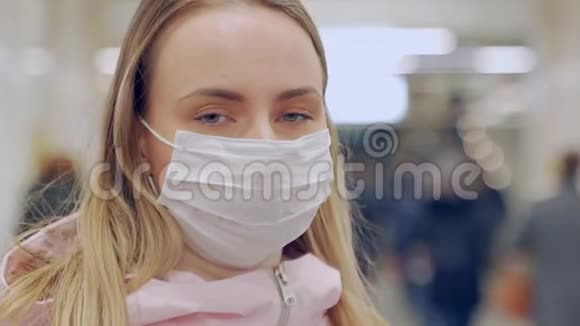 在地铁里戴一次性医用防护面罩的欧洲妇女危险的2019N型CoV流感概念保护视频的预览图