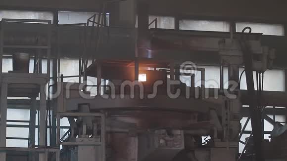 带液态金属的现代感应炉冶金厂熔窑熔化的熔融金属钢铁厂视频的预览图