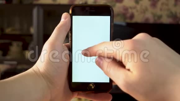 那个人用电话手动滑动智能手机与白色屏幕模板视频的预览图