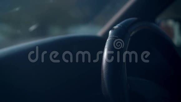 驾驶汽车的方向盘的特写一个带有纹理浮雕的盖子穿在方向盘上视频的预览图