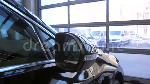 一辆汽车经销商的新黑车车的元素日光灯视频的预览图