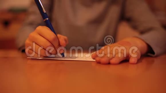 孩子的手在写一封信视频的预览图
