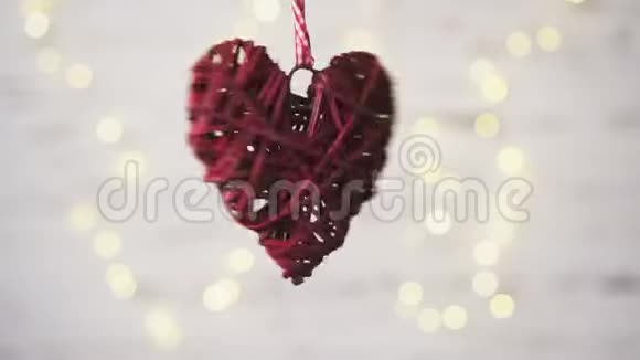 红色柳条的心在白色的背景上旋转温暖的波克视频的预览图