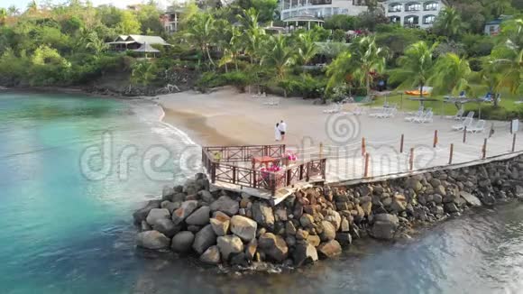 圣卢西亚卡斯特里从上面带豪华酒店圣卢西亚热带岛屿夫妇在海滩散步视频的预览图