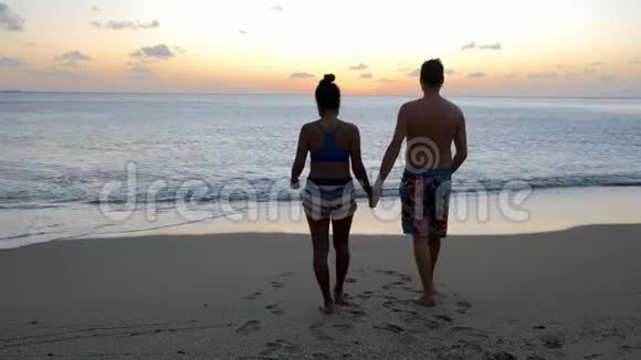 圣卢西亚海滩夫妇男女中年在度假期间在海滩上散步视频的预览图
