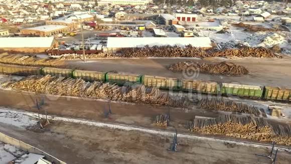 一个大型锯木厂位于村庄的鸟瞰图现代化的木工工厂与铁路交汇处视频的预览图