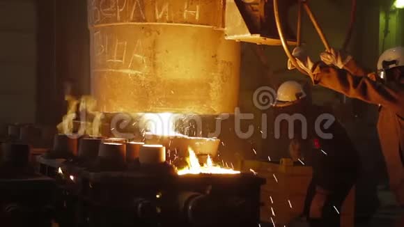 铸造金属制品制造室在铸造厂辛勤工作金属铸造厂的火焰视频的预览图