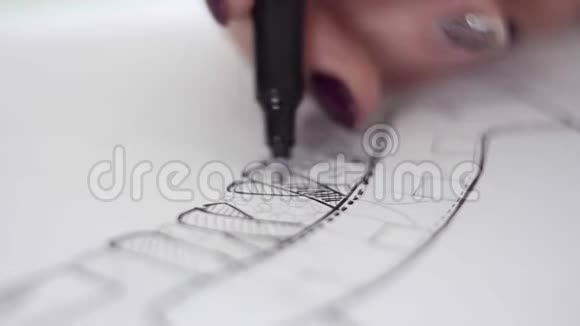 绘制新设计的鞋子的宏图鞋设计师的工作场所铅笔在他的纸上画一个鞋图案视频的预览图