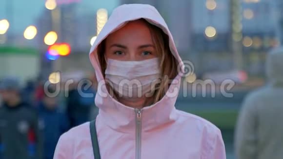 大流行病一个女人戴着保护面具在街头人群中的肖像健康与安全概念N1H1视频的预览图