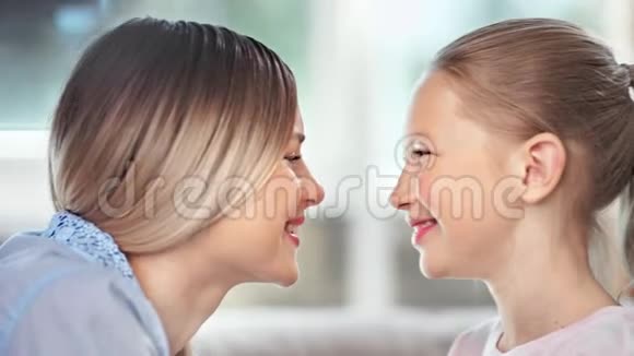 贴心关爱的年轻妈妈和可爱的小女儿玩摸鼻子感受到积极的情绪视频的预览图