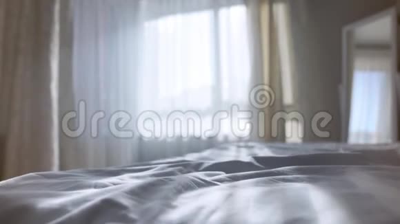 带白色床和窗户的宽敞卧室视频的预览图