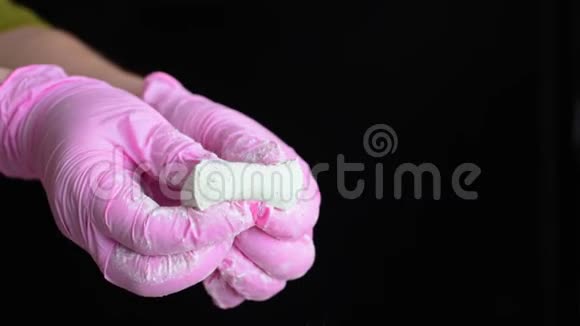 清洁垫的周期卫生棉在一个轻的背景期间的女性视频的预览图