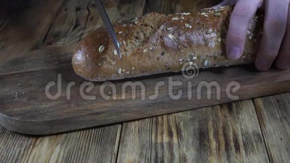 厨师把面包切成薄片用木板切割视频的预览图
