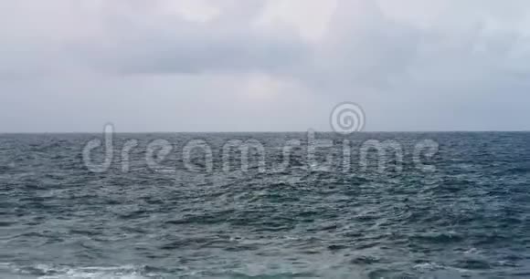 低空的空中飞弹在海洋中的尖顶岩石露头上视频的预览图