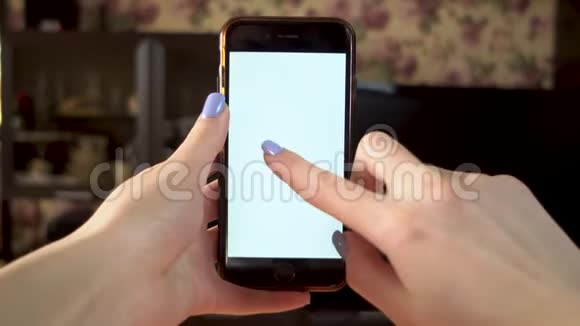 那个女人用电话一只手用手指在带有白色屏幕的智能手机上做双拍模板视频的预览图