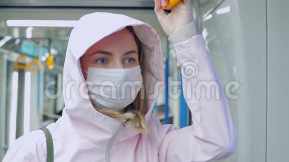 戴防护面罩的女人坐在地铁车上看上去很担心公共场所的预防措施视频的预览图