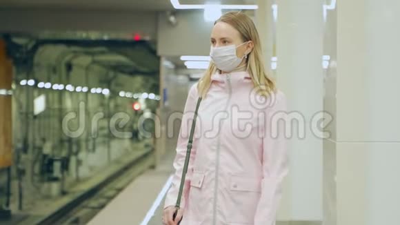 患病妇女感到恶心咳嗽戴防传染疾病的防护面罩作为防护视频的预览图